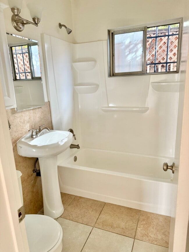 Building Photo - Charming Two Bed in North Park