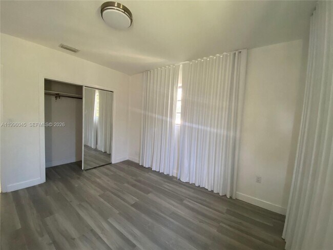 Building Photo - 1101 Bay Dr