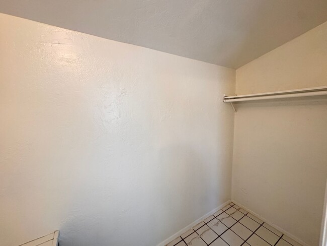 Building Photo - 1335 W Vista Way