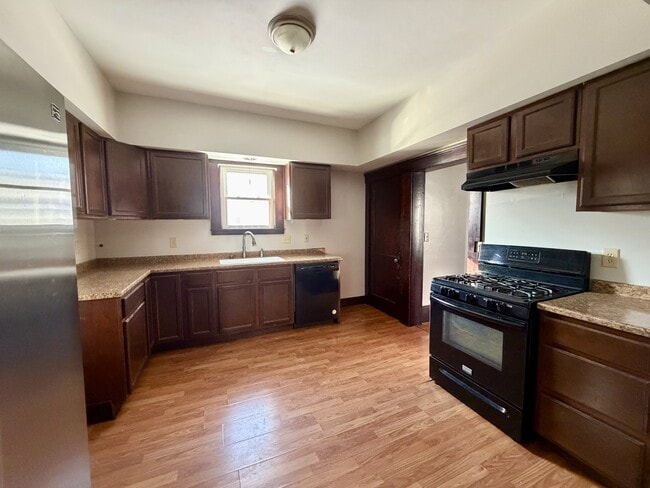 Building Photo - 107 Maple Ave