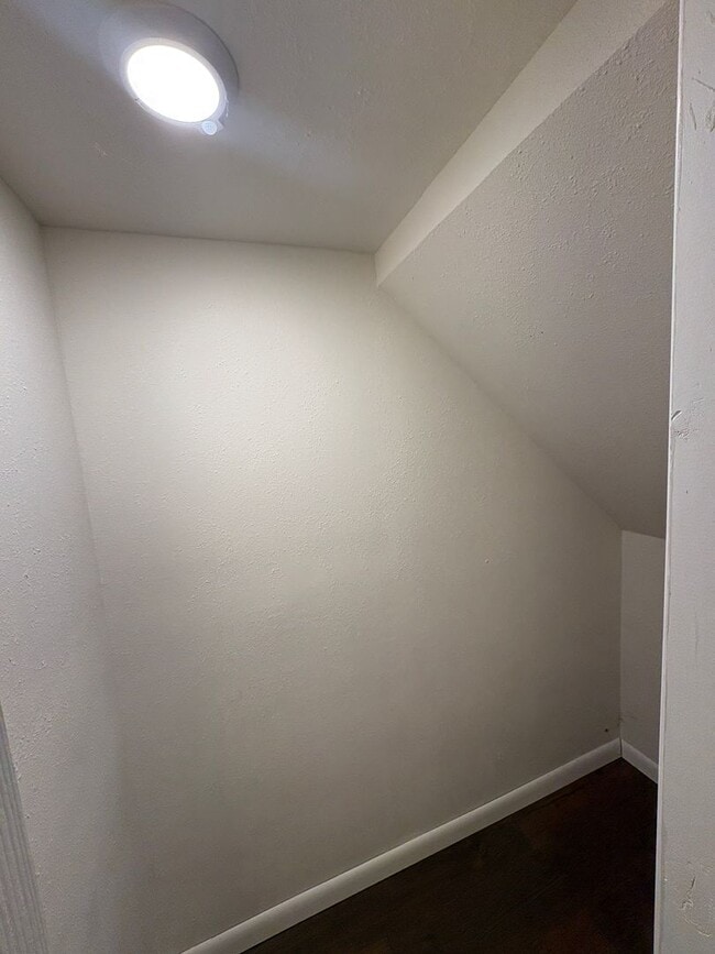 Building Photo - Spacious 4 Bedroom Home *Pet Friendly*