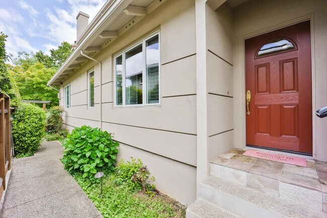 Building Photo - 492 Tyndall St