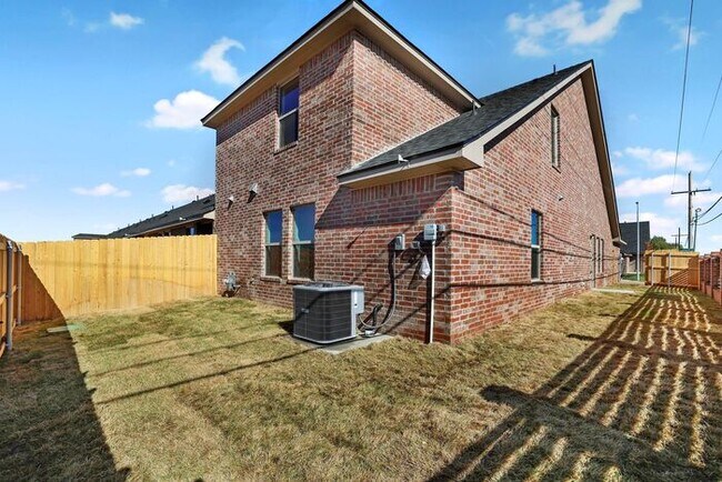 Building Photo - 7628 Woodford Ave