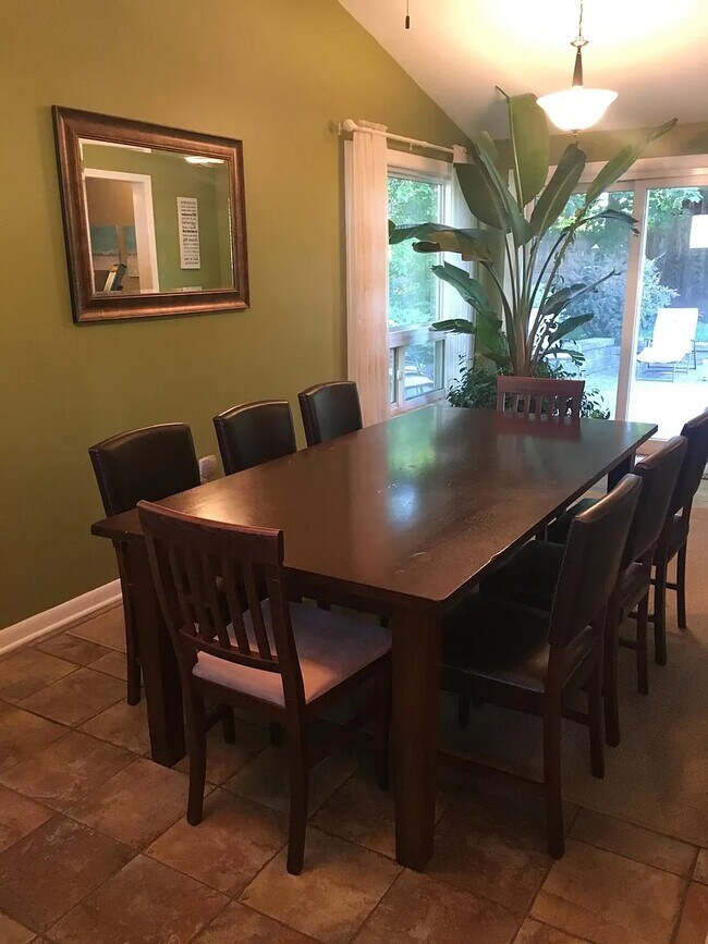 Building Photo - 858 Warner Rd