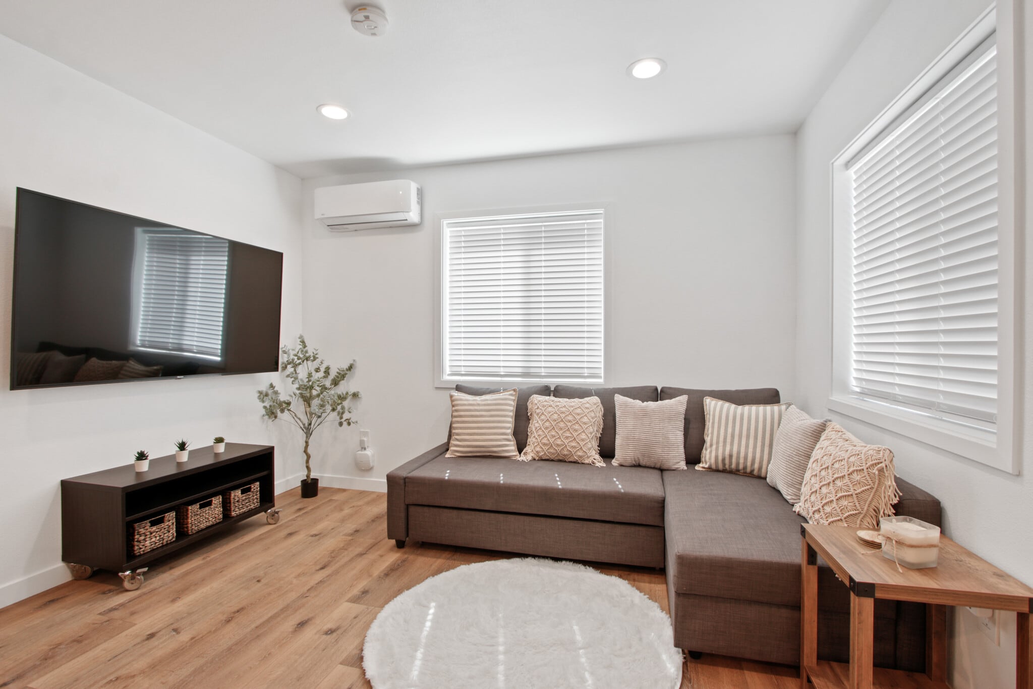 Living Room - 528 Sunrise St