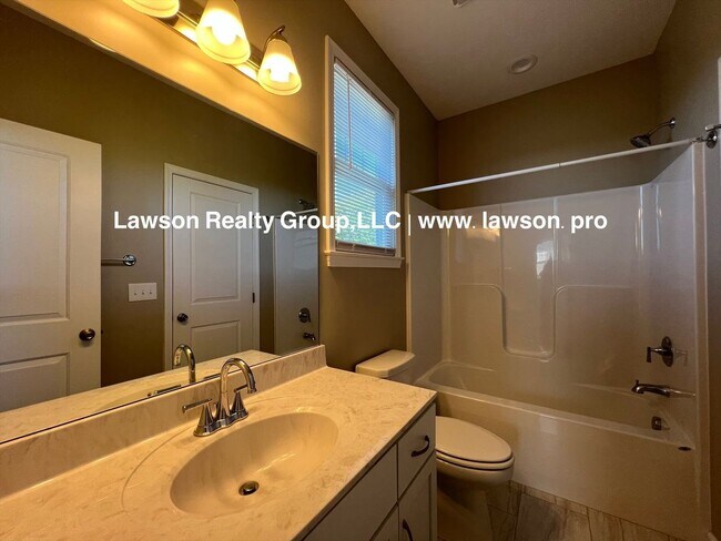 Building Photo - Upscale Three Bedroom in Colonial Green with Garage