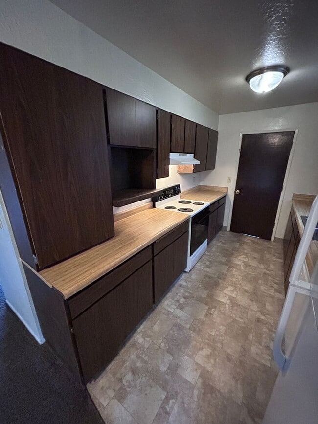 Building Photo - 3 bedroom 1 bath house w/ attached garage in Coos Bay!