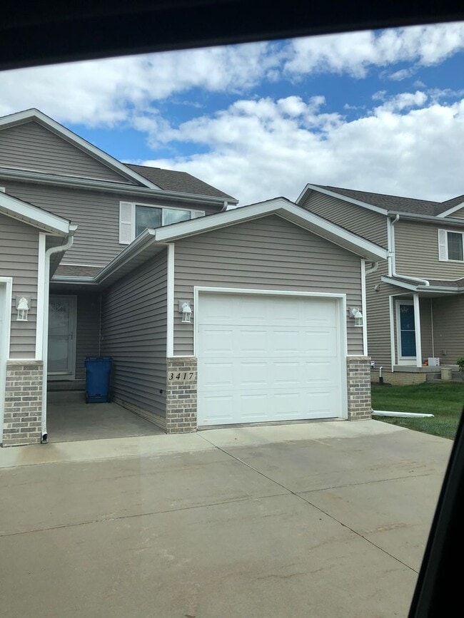 Building Photo - Must See!  2 Bedroom 2.5 Bath Condo