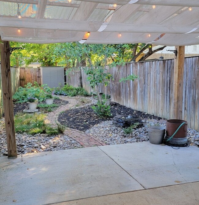 Building Photo - Beautifully Maintained Townhome in Downtow...