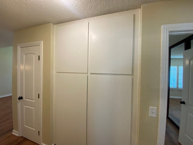 Building Photo - 3 Bedroom Home - Centrally Located with So...