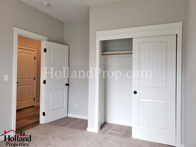 Building Photo - Spacious & Stylish 4-Bedroom Home with Mod...
