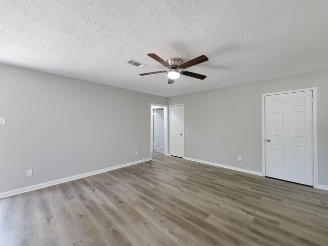 Building Photo - REMODELED 4 BEDROOM 2 BATH LEASE HOME IN H...