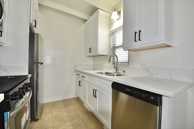 Building Photo - 605-609 North Hollywood Way
