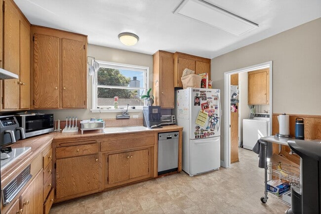 Building Photo - 3 Bed, 2 Bath home in quiet neighborhood