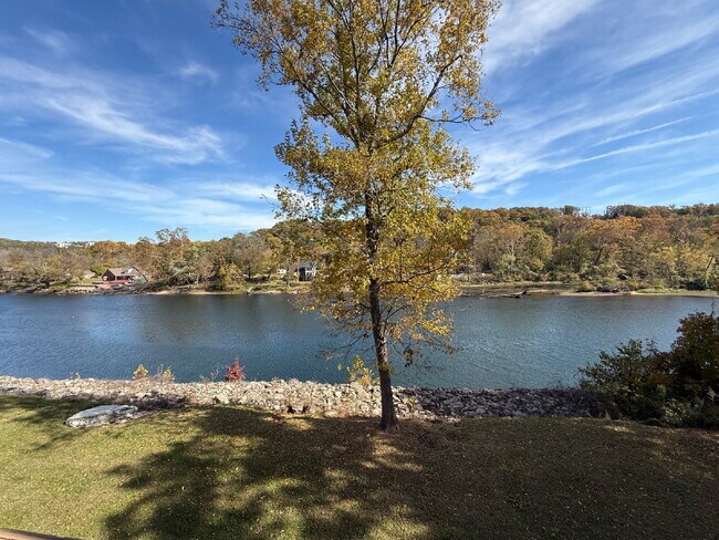 Building Photo - Penthouse Fully Furnished - Lakeview 2 Bed...