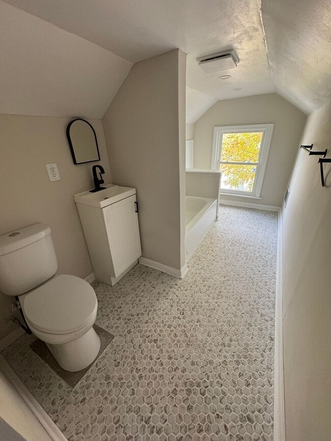 Building Photo - 714 Clinton Ave