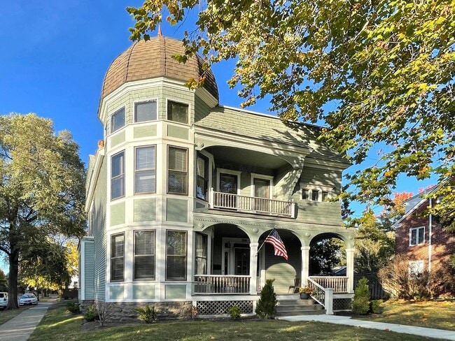 Building Photo - 398 W 5th Ave