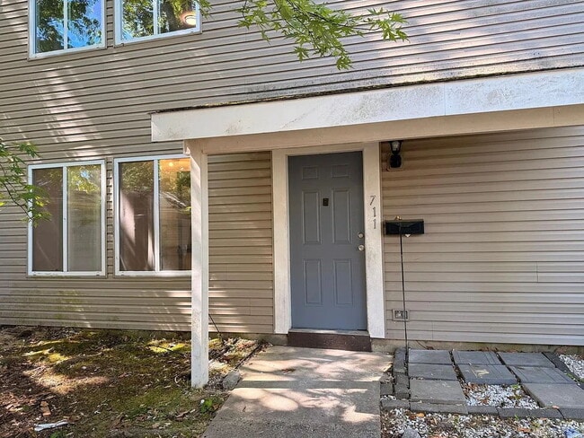Building Photo - Welcome to this beautifully updated 3-bedroom, 2 full-bath 1400 sqft of modern living space.