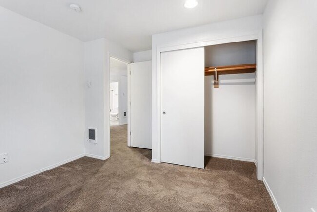 Building Photo - Beautiful 2 bed 1 bath apartment