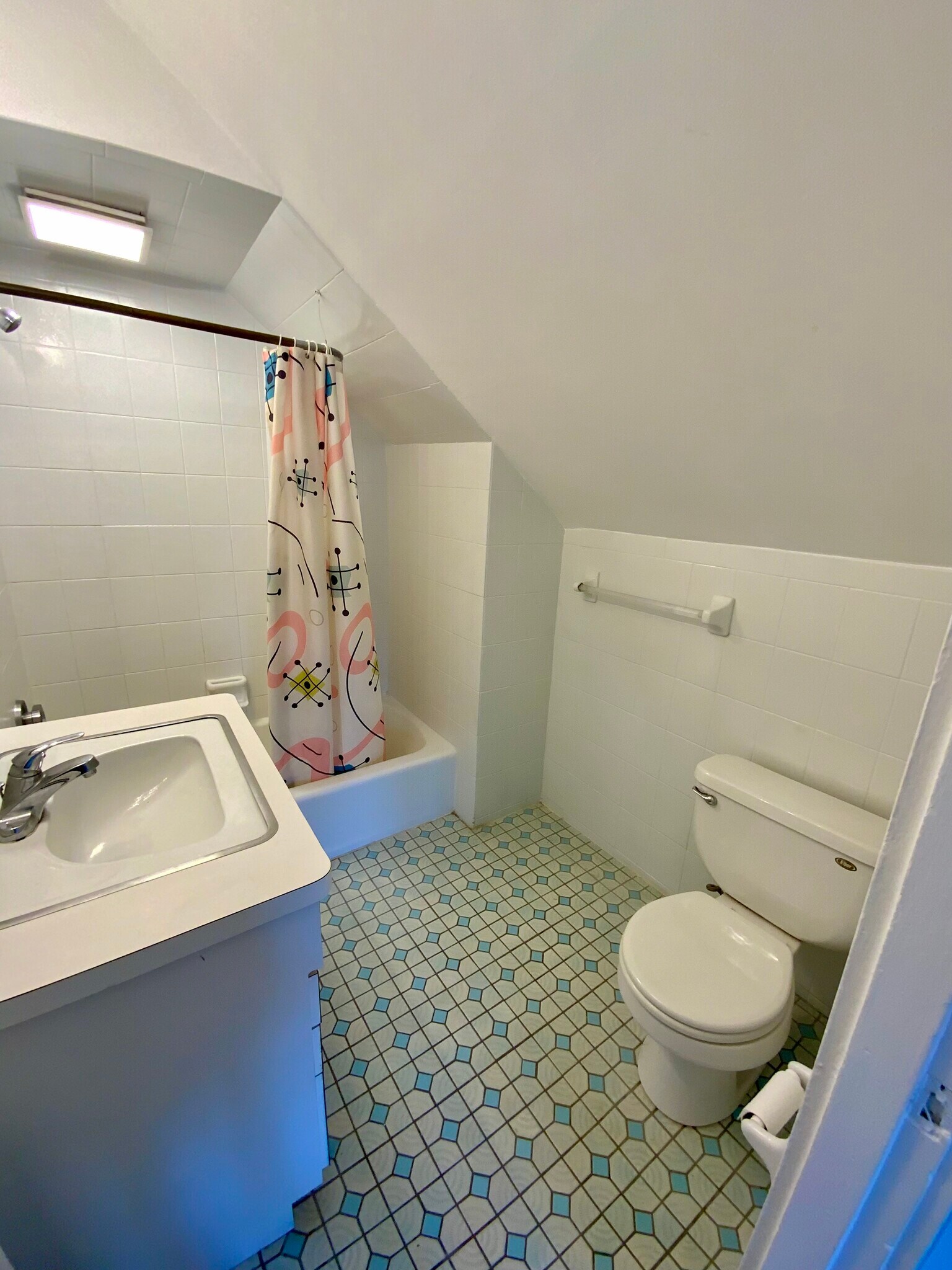 Building Photo - 1032 Hope St