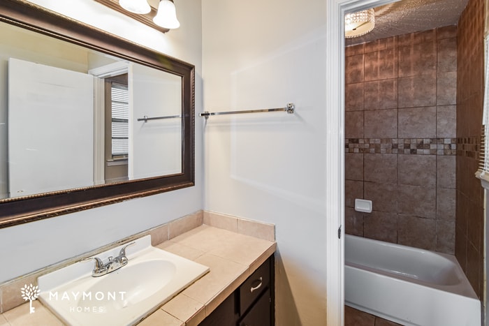 Building Photo - 5731 Roxboro Dr