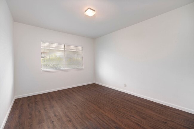 Building Photo - Mayflower Ave