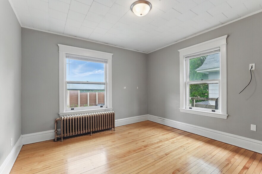 Building Photo - 1862 Roblyn Ave