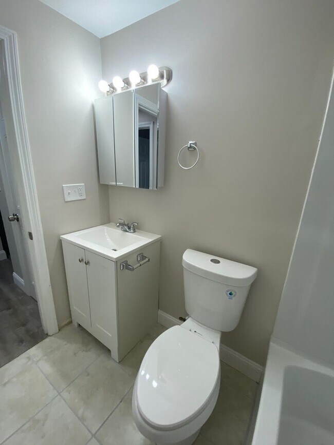 Building Photo - Fully Renovated 2 Bed with Heat, Hot Water...