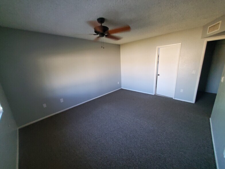 Building Photo - 3907 S Mitchell Dr