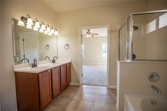 Building Photo - 14825 Fernhill Dr