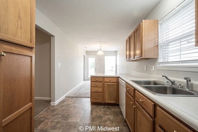 Building Photo - "Charming 3-Bedroom Home with 2 Full Baths...