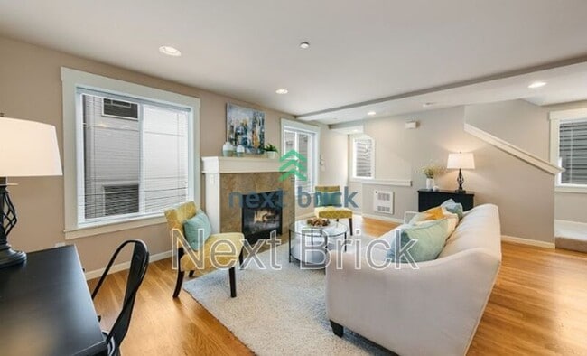 Primary Photo - 2125 N 113th St