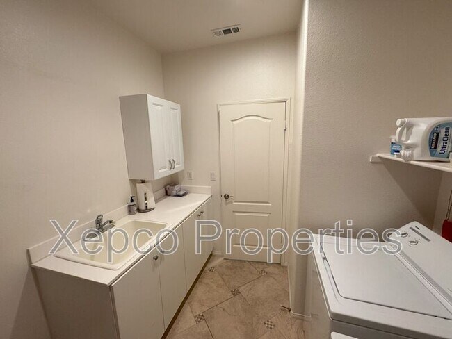 Building Photo - 1290 Esperanza Trail