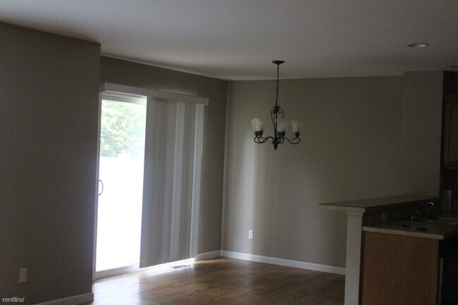 Building Photo - 3 br, 2.5 bath Duplex - 418 N Saginaw Rd