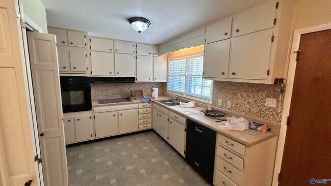 Building Photo - 2106 Giles Dr NE