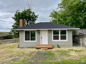 Building Photo - Updated Cottage in Pilot Rock