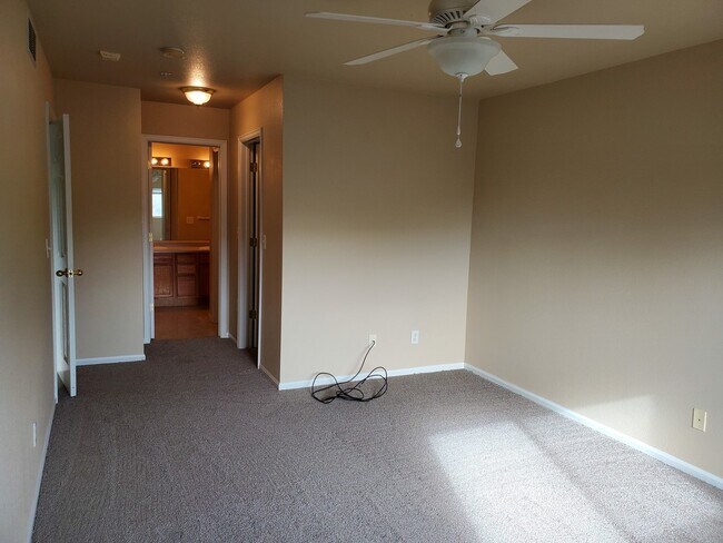 Building Photo - Spacious 3 bed, 3.5 bath condo in Rigden F...