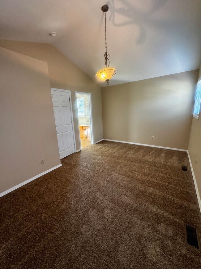 Building Photo - Charming 4 Bedroom close to Patty Jewett Golf Course