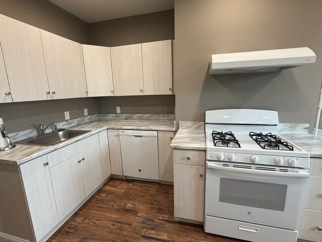 Building Photo - 628 E 3rd St