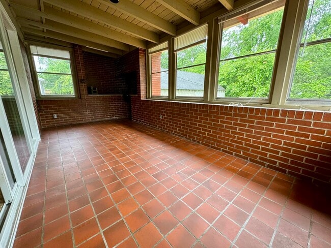Building Photo - 468 Bob O Link Dr