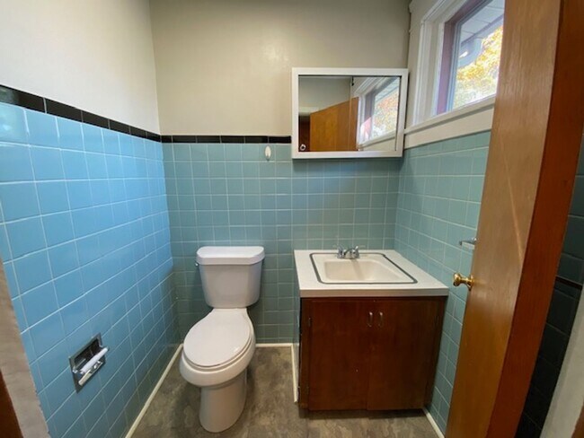 Building Photo - Spacious 3-Bed, 1.5-Bath—Covered Porch & E...