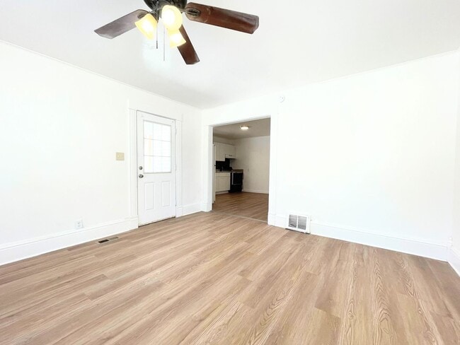 Building Photo - 3 Bed, 2 Bath Bungalow