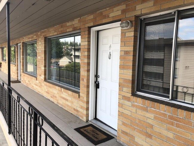 Building Photo - Laurel Apartments - 2 bedrooms