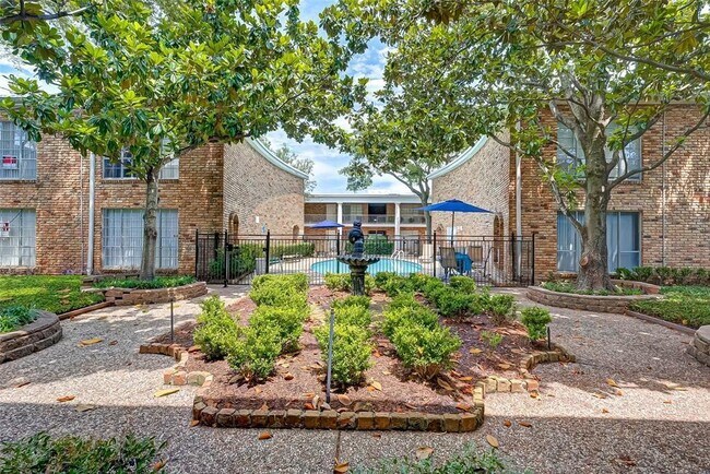 Building Photo - 2201 Fountain View Dr