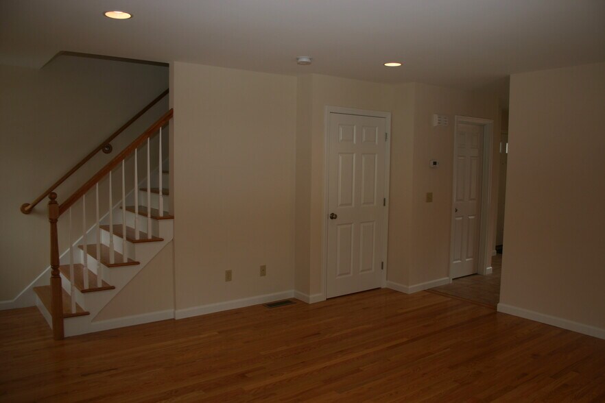 Building Photo - 20 Capen St