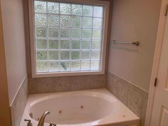 Building Photo - 6216 Castlebrooke Ln