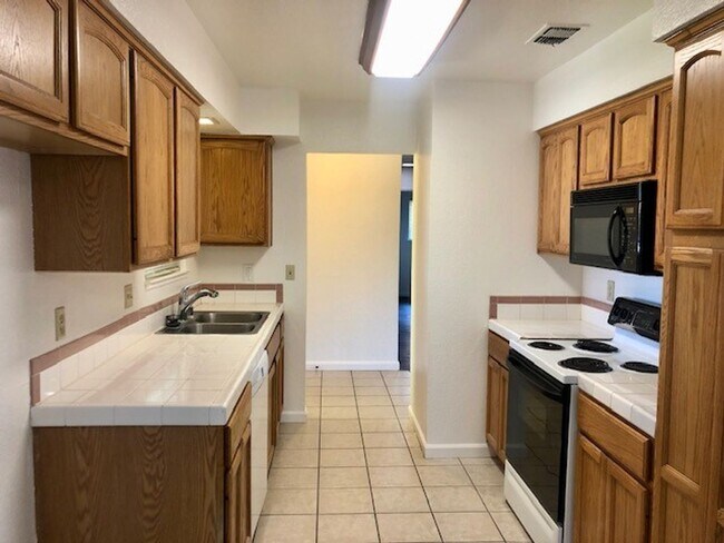 Building Photo - 7521 Blackthorne Way