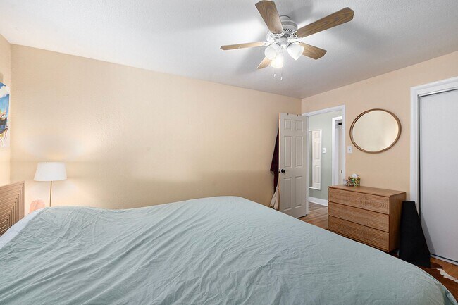 Building Photo - Spacious Top Unit of Quadplex in Park Hill