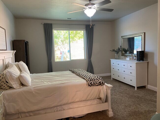 Building Photo - 463 E Ruby Pl