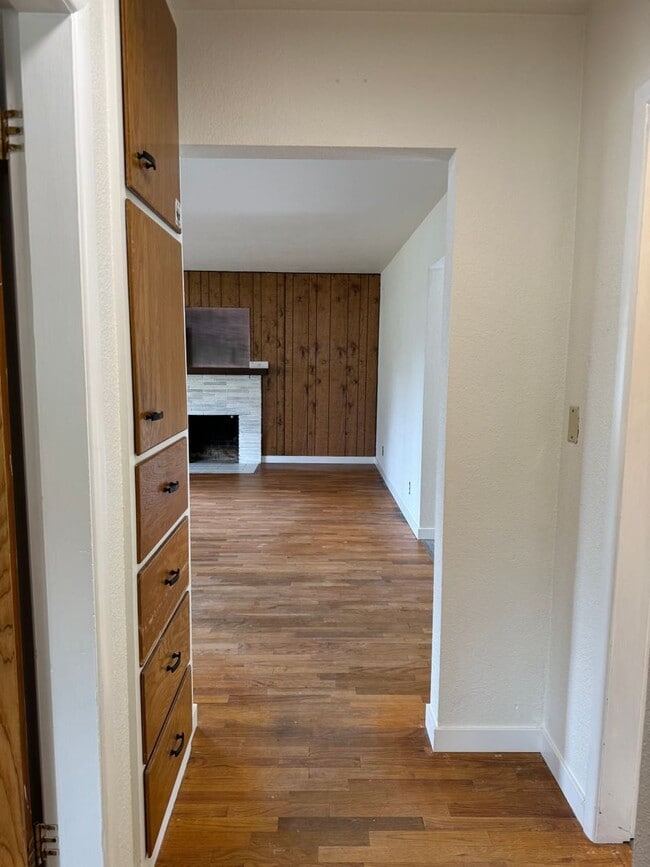 Building Photo - Beautiful 3 bedroom 1.5 bath house with a huge yard!